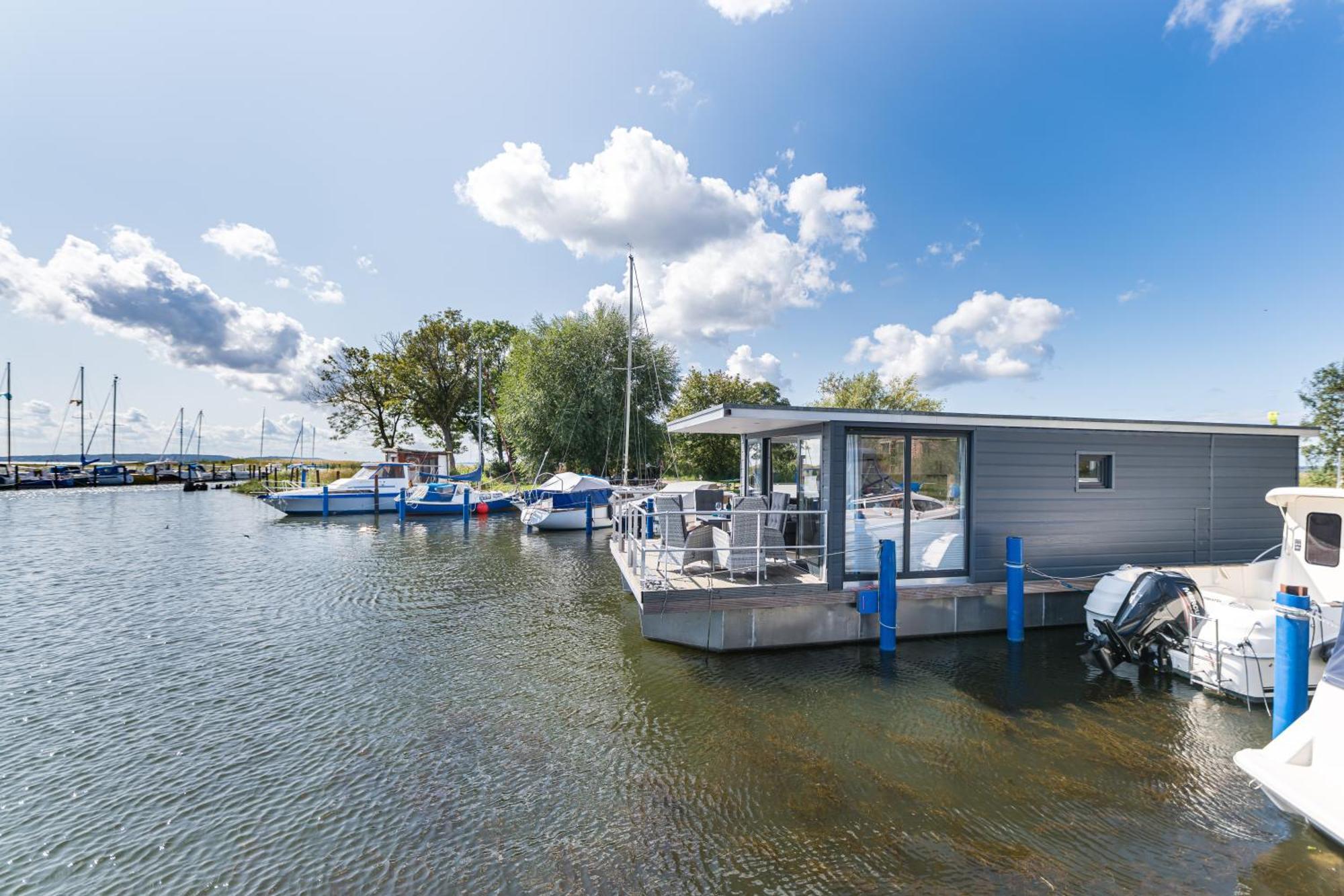 Marina Martinshafen - Lotsenhaus Hotel Neuhof  Eksteriør billede