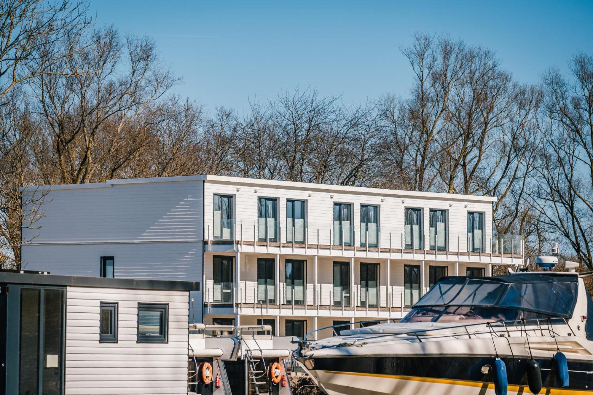 Marina Martinshafen - Lotsenhaus Hotel Neuhof  Eksteriør billede